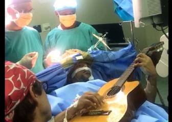 El increíble vídeo en el que un músico toca la guitarra mientras le operan de un tumor