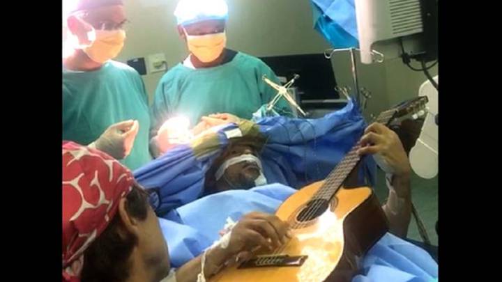 El increíble vídeo en el que un músico toca la guitarra mientras le operan de un tumor