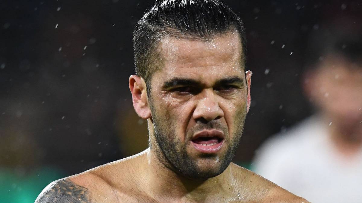 Dani Alves lanza su deseo para el 2019 con un excremento de vaca en la mano  - AS.com