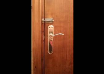 Esta ilusión óptica consigue que el picaporte de esta puerta parezca tener vida propia