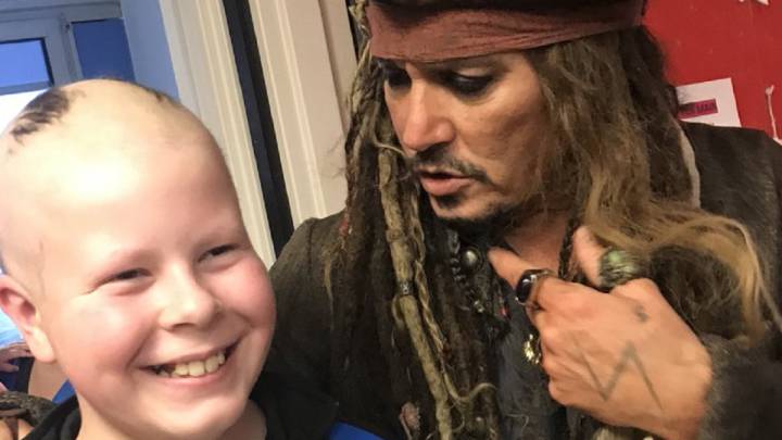 Johnny Depp visita un hospital de niños con cáncer vestido de Jack Sparrow
