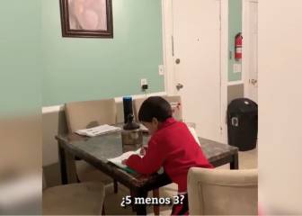 Una madre 'caza' a su hijo haciendo los deberes de una manera muy curiosa