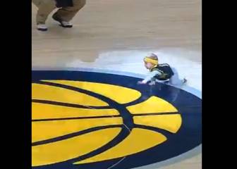 La espectacular carrera de bebés en el descanso de un partido de la NBA