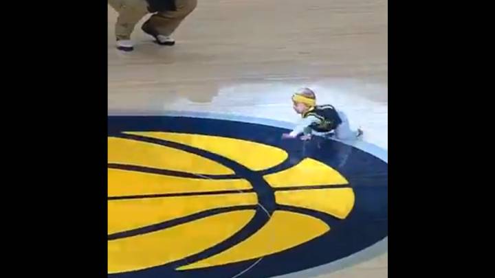 La espectacular carrera de bebés en el descanso de un partido de la NBA