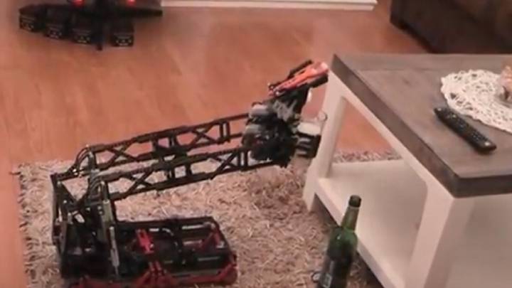 Alguien ha creado el robot soñado: sirve para abrir y traerte una cerveza