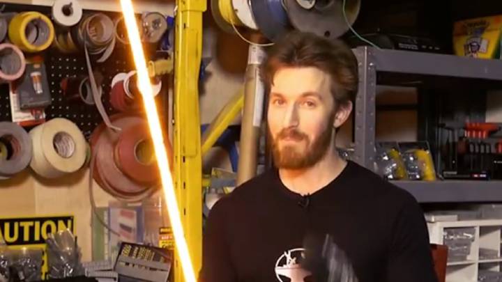 Estos youtubers han conseguido crear un sable láser con metal a 3.000 grados