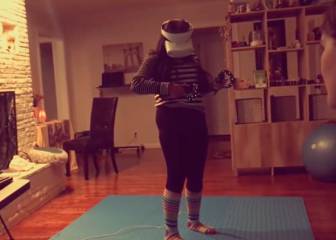 Esta mujer prueba por primera vez un juego de realidad virtual y se abstrae demasiado