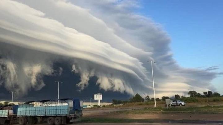 ¿El apocalipsis? Las redes alucinan (y bromean) con esta nube en Argentina