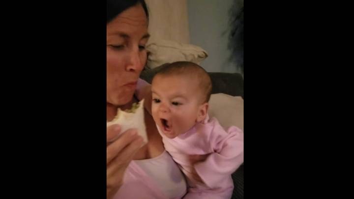 Pasión por la comida: este bebé intenta (sin éxito) dar un bocado al burrito de su madre