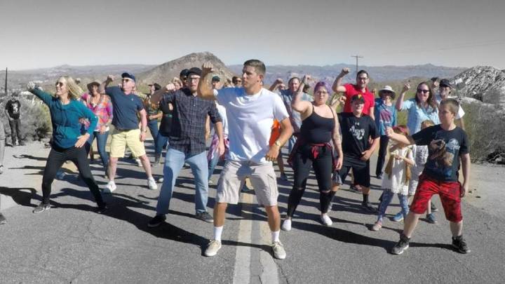 1.000 personas bailando la misma canción en lugares diferentes: un vídeo que merece hacerse viral