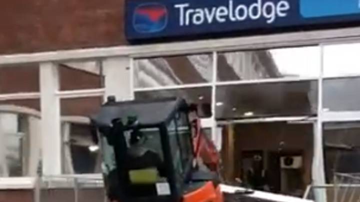 Un trabajador destroza con una excavadora un hotel que no le había pagado