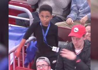 La épica batalla de baile de dos niños en un partido de basket se vuelve viral