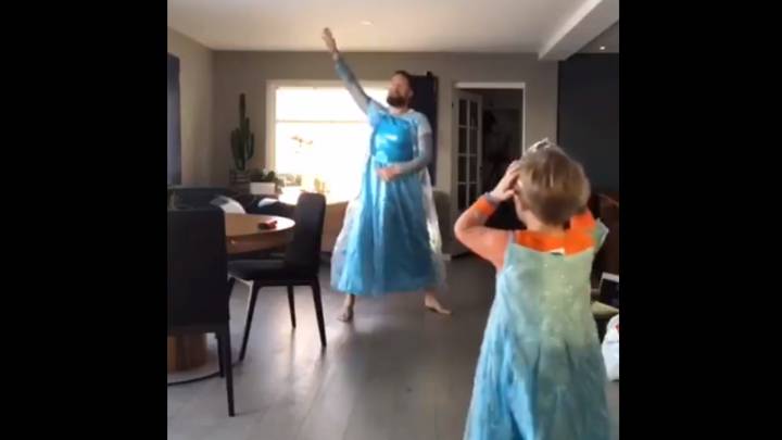 Se rieron de un niño por querer disfrazarse de Elsa de 'Frozen' y su padre tuvo la mejor reacción