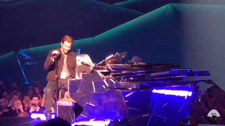 La aparición sorpresa de Bradley Cooper en un concierto de Lady Gaga