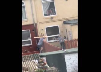 Guerra de tablas de madera: la pelea surrealista entre dos vecinos