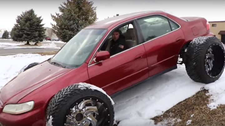 Como un 'Hot Wheel' en la vida real: pone a su coche unas ruedas de 37 pulgadas