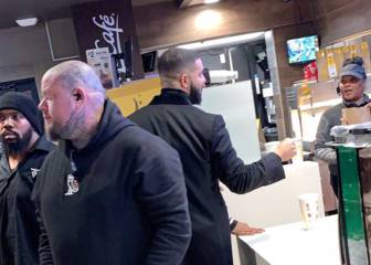 El cantante Drake en un conocido local de comida rapida en Los Ángeles.