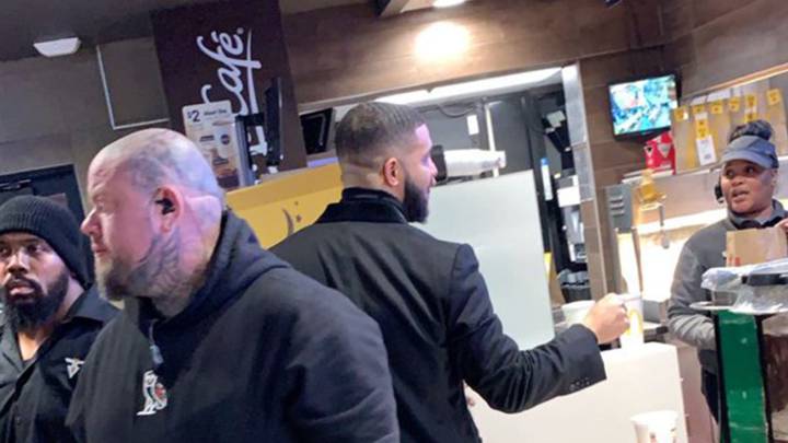 El cantante Drake en un conocido local de comida rapida en Los Ángeles.