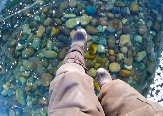 Un hombre camina por las aguas del lago más profundo del mundo