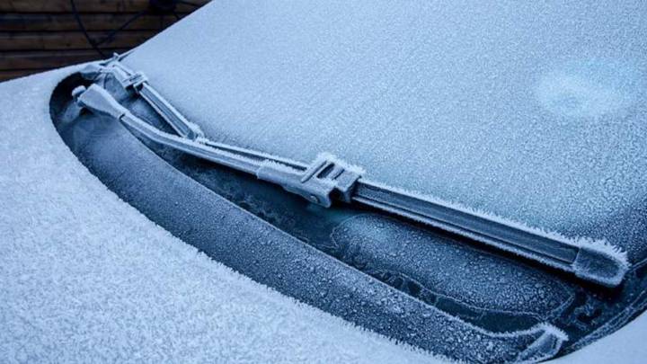 Parabrisas congelado debido a las gélidas temperaturas del invierno.