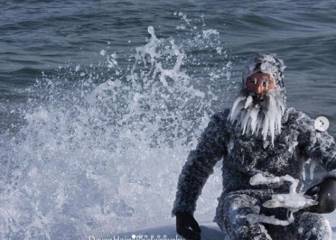 Este es 'Surfer Dan', el hombre que hace surf incluso a 34 grados bajo cero
