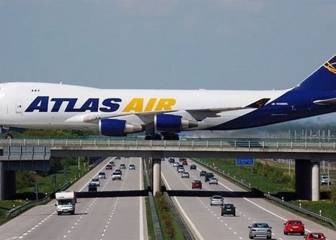 Un avión aterrizando en el aeoropuerto alemán que se encuentra en plena autopista A-14.