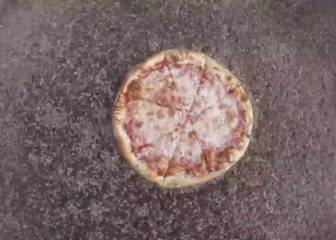 Un grupo de 10.000 larvas de gusano devorando una pizza.