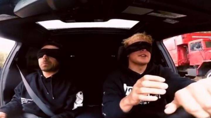 Dos youtubers realizando un reto viral peligroso.