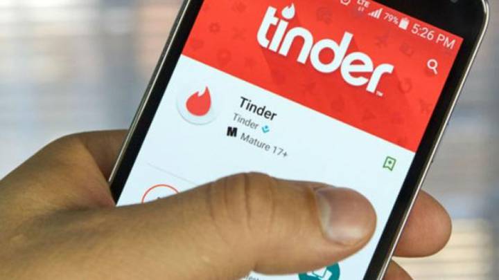 Smartphone con la app de citas Tinder.