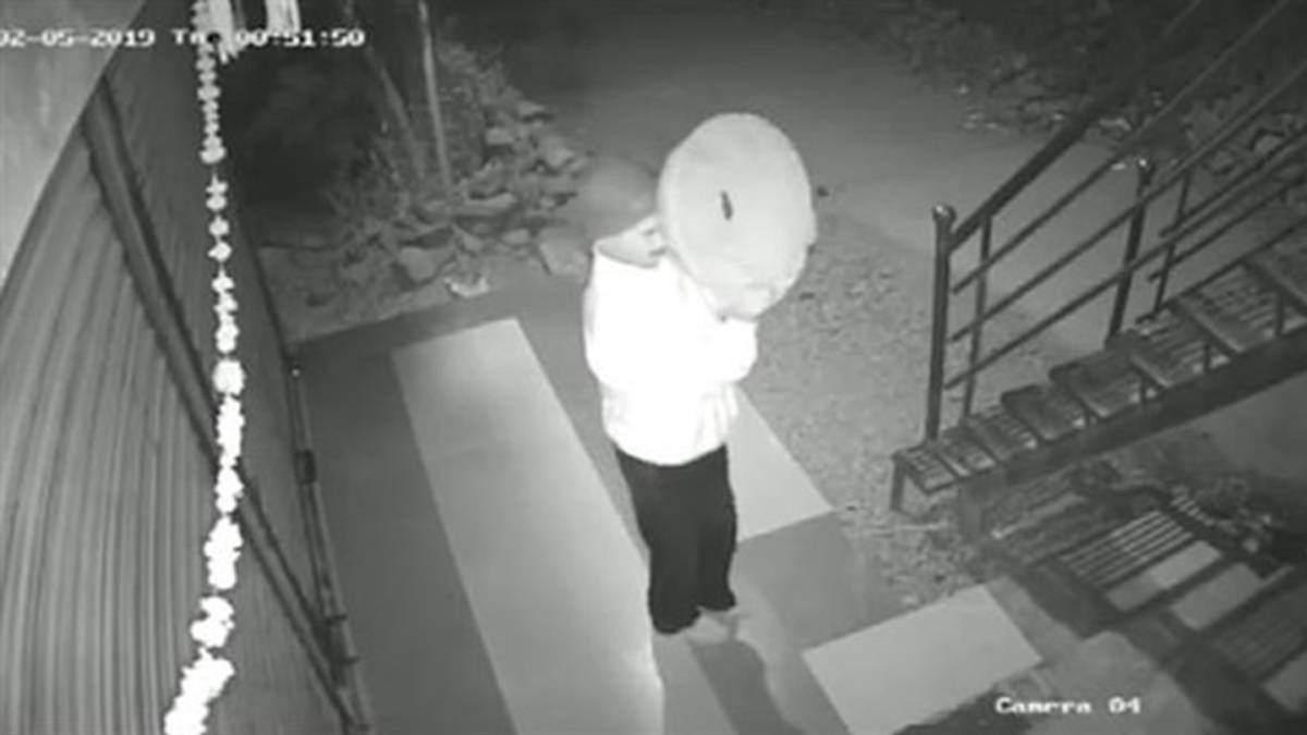 Un ladrón intenta burlar una cámara de seguridad.. una sartén! - AS.com