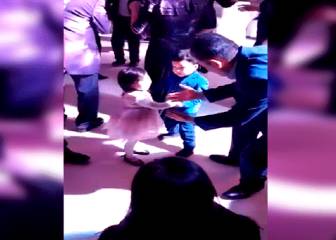 Dos pequeños de cinco años bailando en una fiesta.