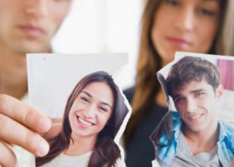 Un restaurante regala alitas gratis a los que rompan una foto de su ex