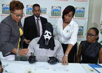 Un ganador de la lotería recoge su premio con la máscara de ‘Scream’