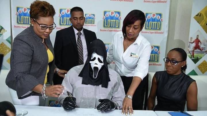 Un ganador de la lotería recoge su premio con la máscara de ‘Scream’