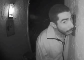 Graban a un hombre chupando el portero automático durante tres horas