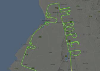 Un piloto dibuja con su avión "estoy aburrido" y dos penes en el cielo