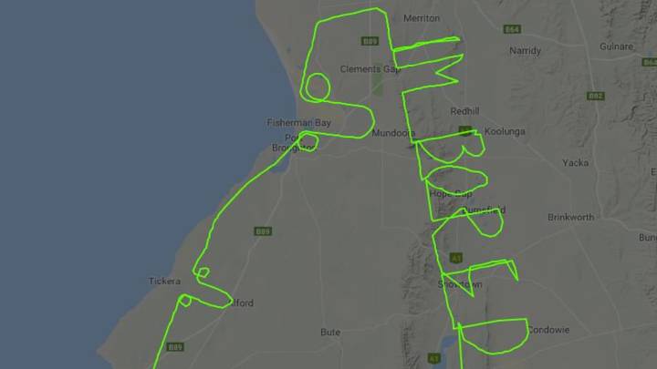 Un piloto dibuja con su avión "estoy aburrido" y dos penes en el cielo