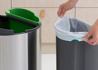 El truco viral de un niño para colocar bien la bolsa de basura