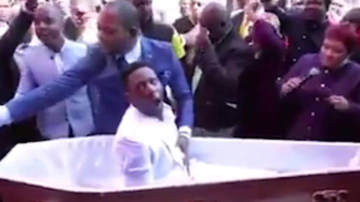 Esta 'resurrección' de un muerto en África es lo más extraño y divertido que hemos visto hoy