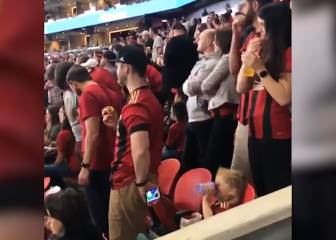 La inusual forma de entretener a una niña en un partido que causa furor en la red