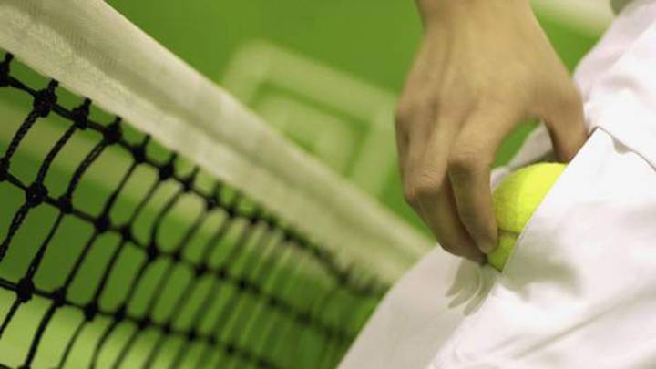 El original premio de un torneo de tenis en Huelva: un implante capilar
