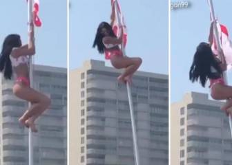 Una joven se sube a una bandera para celebrar sus vacaciones y termina por los suelos