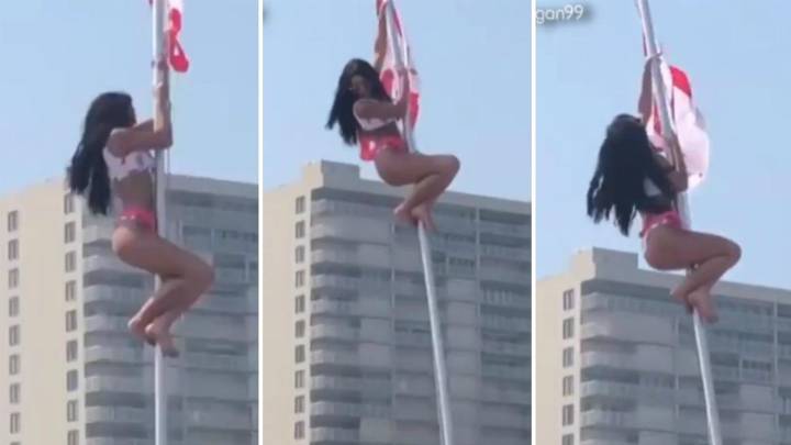 Una joven se sube a una bandera para celebrar sus vacaciones y termina por los suelos