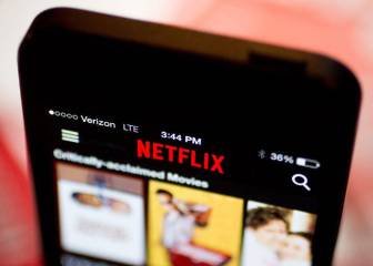 El truco perfecto para ver películas de viaje en el móvil sin sujetarlo