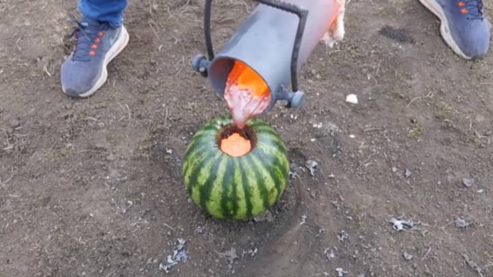 Esto es lo que pasa cuando viertes lava en una sandía