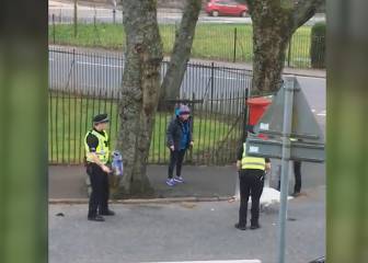 Policías devuelven a un cisne a u hogar armados con escudos y pan