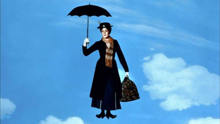 Un hombre sale volando al estilo Mary Poppins