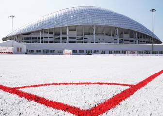 Este campo de fútbol está construido con vasos reciclados del Mundial de Rusia