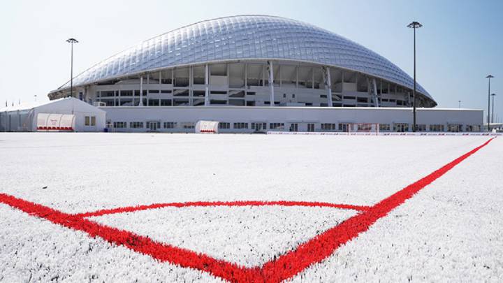 Este campo de fútbol está construido con vasos reciclados del Mundial de Rusia