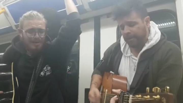 Pablo López sorprende actuando en el metro de Madrid y las redes revolucionan